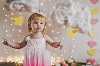 Bir çocuk bulut 5419 eline dokunur.