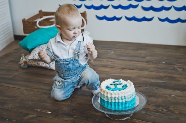 Çocuğun pastayı 5565 elleriyle tatma.