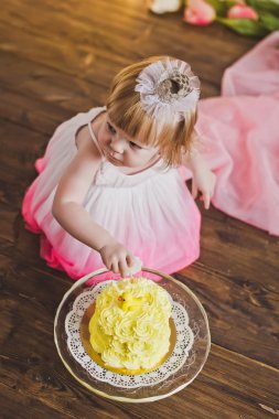 Kız onların ilk doğum 5405 pasta tadı.