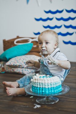 Alt katta 5604 oturan kek eller yiyor.