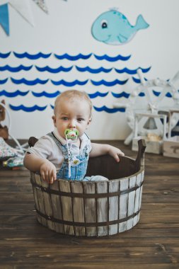 Çocuk küvette 5517 oturur.