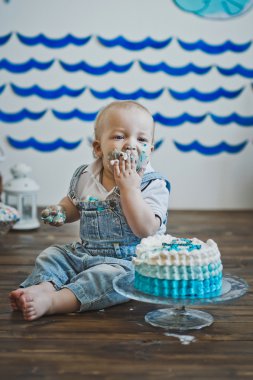 Elleriyle 5581 pasta yemeye çocuk.