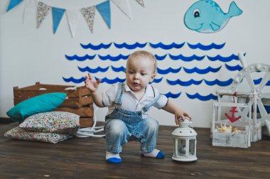 Küçük çocuk bir beyaz fener 5561 ile çalış.