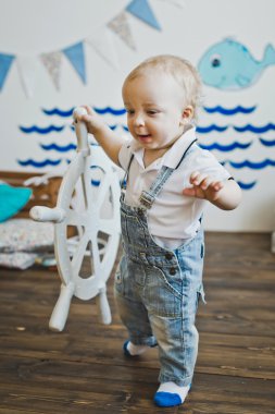 Bir yaşındaki çocuk tekerlekli 5556 tutar.