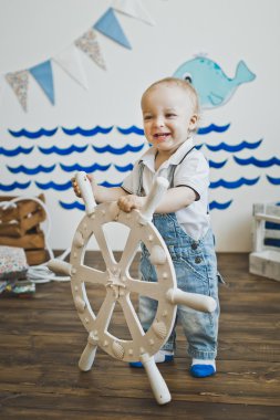 Bir yaşındaki çocuk tekerlekli 5555 tutar.