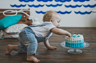 Eller 5575 pastadan yemek küçük çocuk.