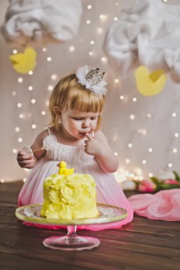 Küçük bebek pasta 5402 yiyor.