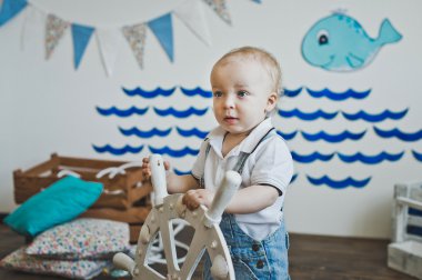 Bir yaşındaki çocuk tekerlekli 5554 tutar.