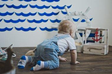 Küçük bir çocuk Oda 5534 zemin etrafında tarama.