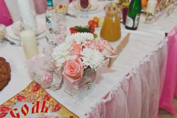 Праздничный стол с едой и бутылками 5742 . — стоковое фото