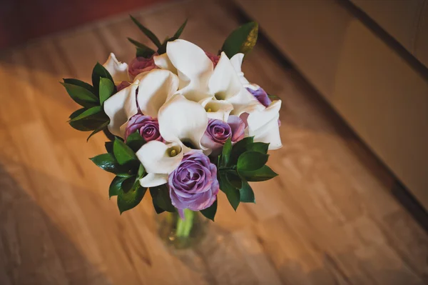 Lilienstrauß in einer Vase auf dem Fußboden 5712. — Stockfoto