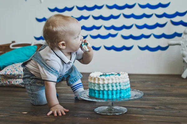 Çocuğun pastayı elleriyle 5564 tatma. — Stok fotoğraf