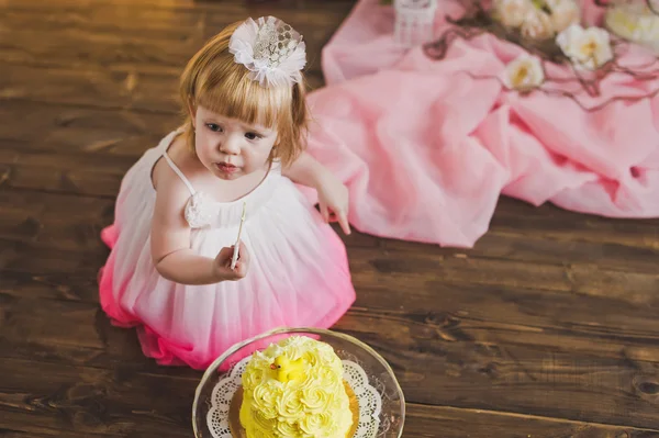 La ragazza assaggia la torta al loro primo compleanno 5404 . — Foto Stock