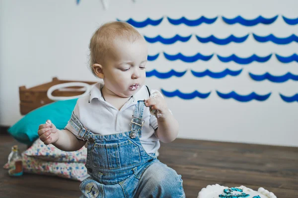 El bebé come pastel con sus manos 5566 . — Foto de Stock