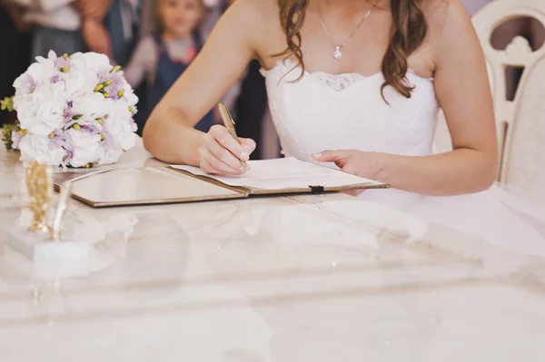 The bride puts the signature in the act of marriage 5495.