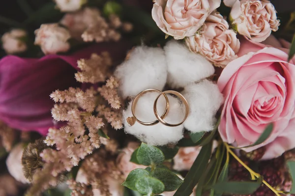 Edelstenen ringen zijn op de bladeren van het boeket 5768. — Stockfoto