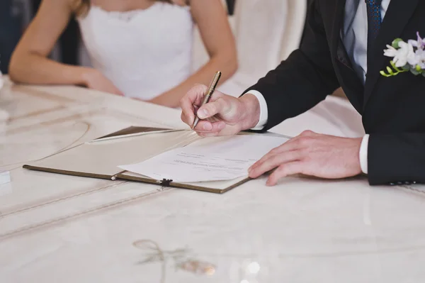 The signing of the document 5494. — Stock Photo, Image