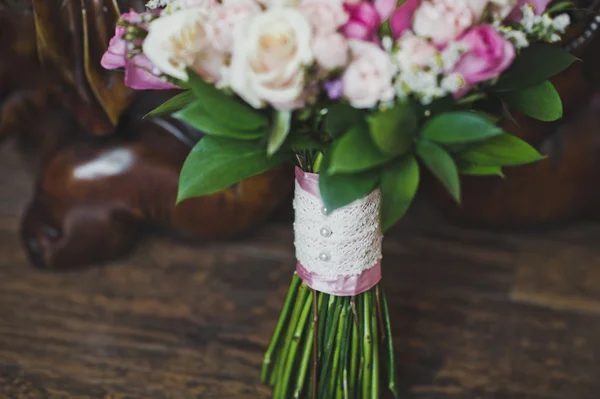 Een boeket rozen op de tafel 5785. — Stockfoto