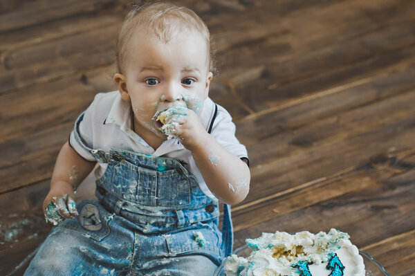 Portrait of a baby smeared with cake 5600.