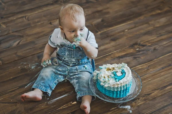 Bir bebek portresi ile pasta 5596 bulaşmış. — Stok fotoğraf