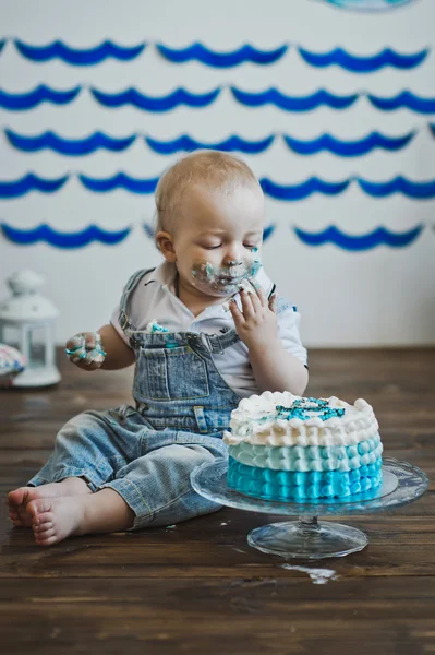 Ragazzo mangiare torta con la sua mani 5583 . — Foto Stock