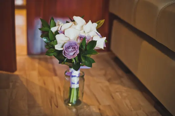 Lilienstrauß in einer Vase auf dem Fußboden 5710. — Stockfoto