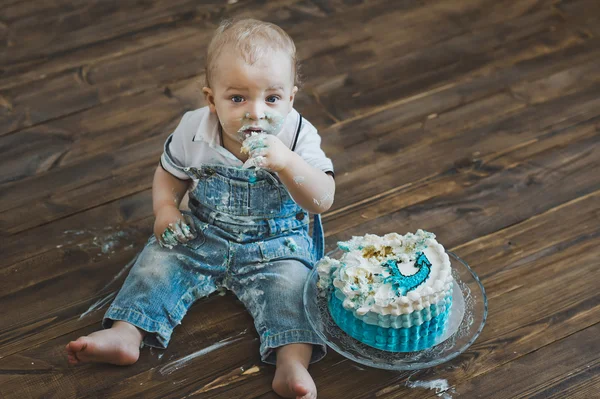 Bir bebek portresi ile pasta 5599 bulaşmış. — Stok fotoğraf