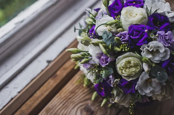 Een boeket van bloemen liggend op een houten vensterbank 5613. — Stockfoto