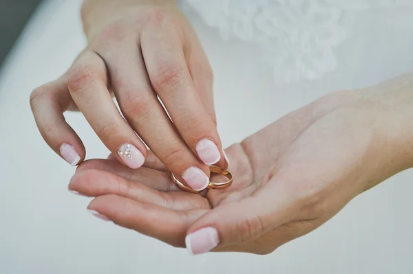 In your hands lie the newlyweds wedding ring 5734. — Stock Photo, Image