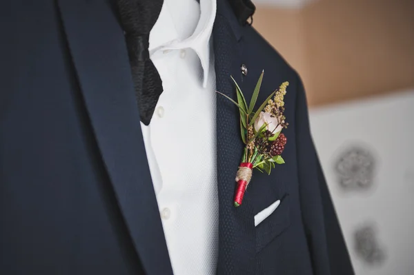 The grooms suit on a hanger before the wedding 5773. — Stock Photo, Image