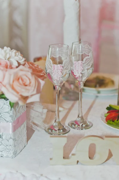 Decorated their glasses for the newlyweds 5745. — Stock Photo, Image