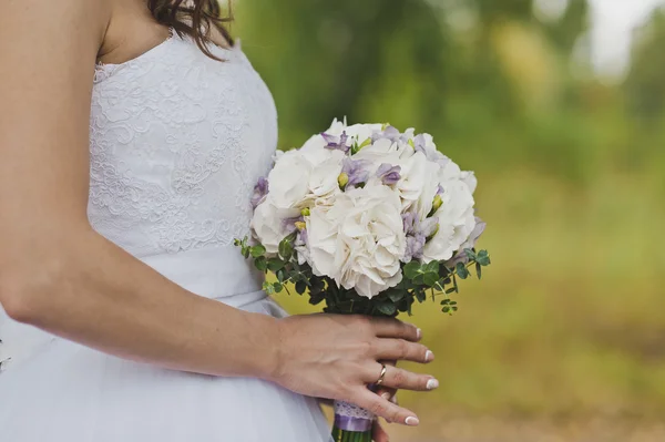 Blumenstrauß in den Händen der Braut 5496. — Stockfoto