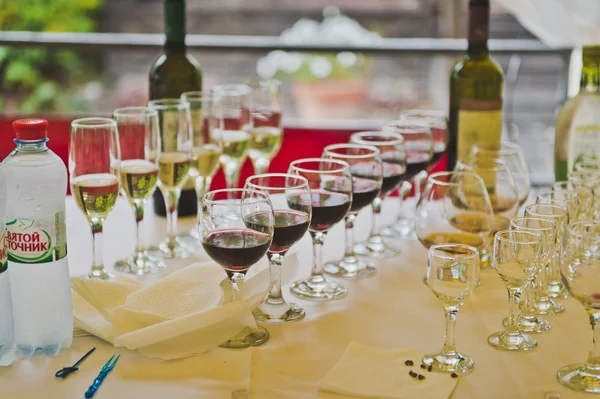 Farklı şarapları 5488 gözlük bir dizi. — Stok fotoğraf
