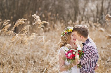 Genç bir çift şefkatle birbirine sazlık 582 bakarak