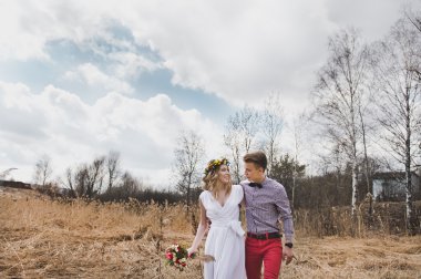 Sazlık 5836 bir arka plan üzerinde genç bir çift portresi.