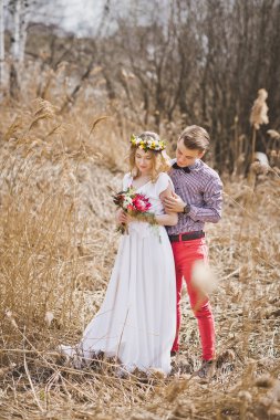 Kız ve adam sazlık duran güzel kıyafetler içinde 