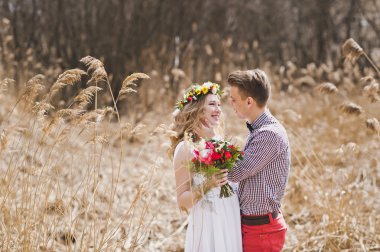 Bir erkek ve bir kız sazlık 5820 ortasında.