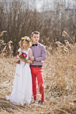 Kız ve adam sazlık duran güzel kıyafetler içinde 