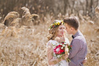 Genç bir çift şefkatle birbirine sazlık 582 bakarak