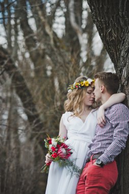 Bir adam ve bir kız giysileri 585 ağacın yanında ayakta