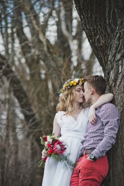 Genç bir çift doğa 5 arka plan üzerinde birbirlerine hayran