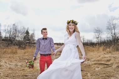 Kız ve adam sazlık duran güzel kıyafetler içinde 