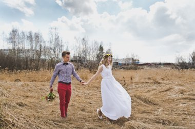 Kız ve adam sazlık duran güzel kıyafetler içinde 