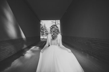 Bir kızın tunn arka plan üzerinde siyah beyaz portre