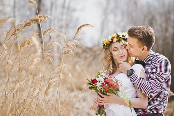 Retrato de una pareja joven sobre un fondo de cañas 5835 . — Foto de Stock