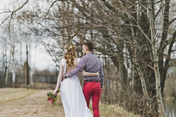 Bir kız ve bir adam 5844 sonbahar sokakta yürümek.