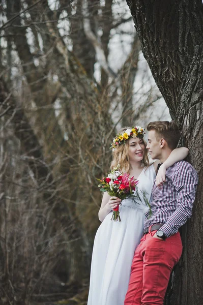 Un chico y una chica con ropa hermosa de pie cerca del árbol 585 — Foto de Stock