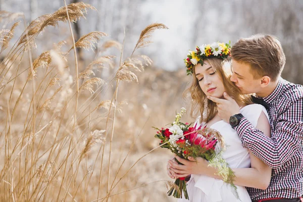 Portrét mladého páru na pozadí rákosí 5834. — Stock fotografie