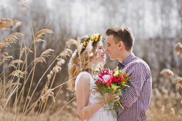 Un jeune couple qui se regarde tendrement au milieu des roseaux 582 — Photo