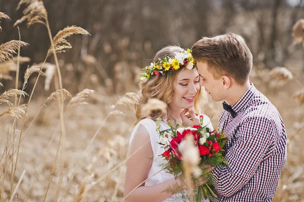 Een jong koppel teder kijken elkaar temidden van het riet 582 — Stockfoto